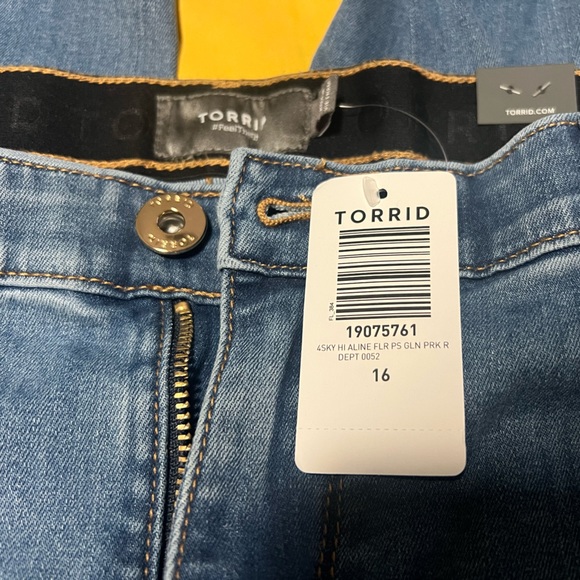 *NWT* Torrid High Rise Flare Jeans - Picture 5 of 5